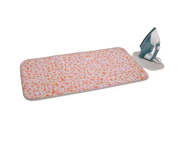 joseph-joseph-swift-tapis-de-repassage-pliable-avec-repose-fer-en-silicone-90x47 image 1
