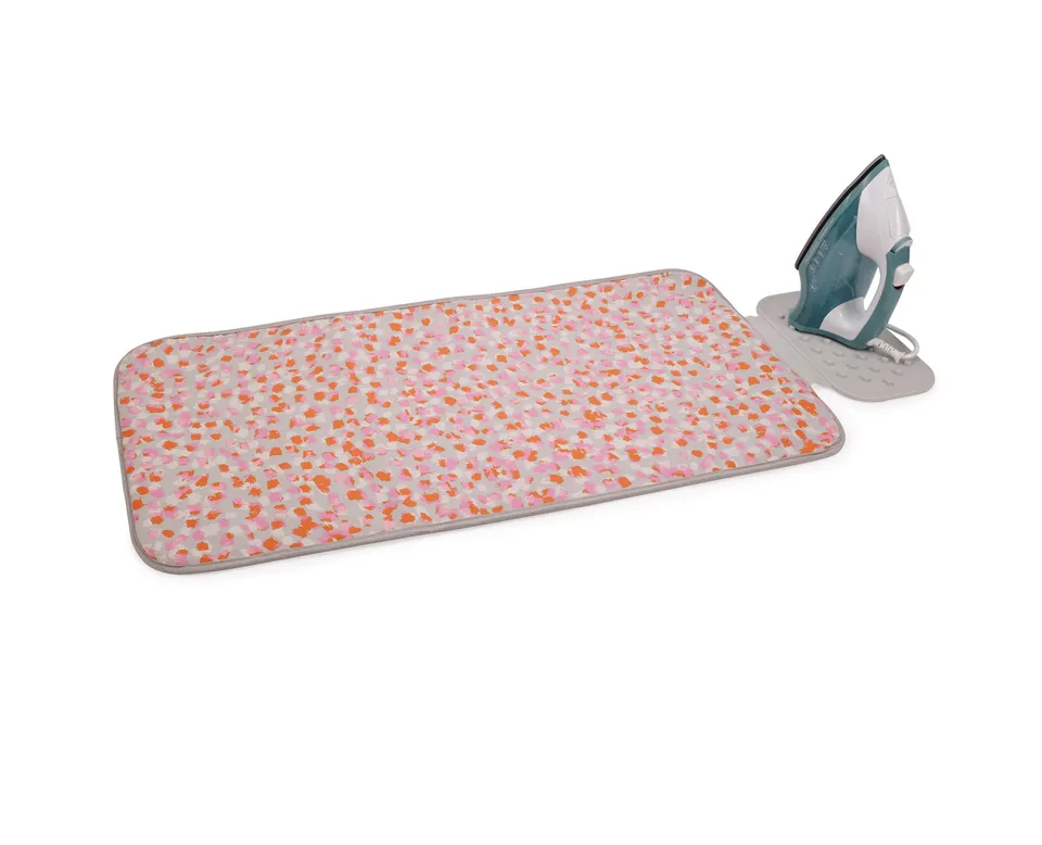 joseph-joseph-swift-tapis-de-repassage-pliable-avec-repose-fer-en-silicone-90x47 image 1