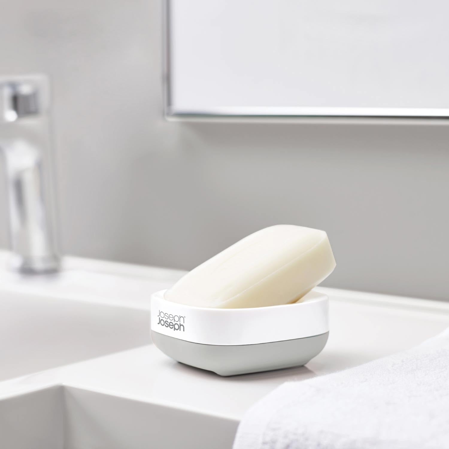 joseph-joseph-porte-savon-compact-inclin-avec-gouttoir-base-antid-rapante-blanc- image 3