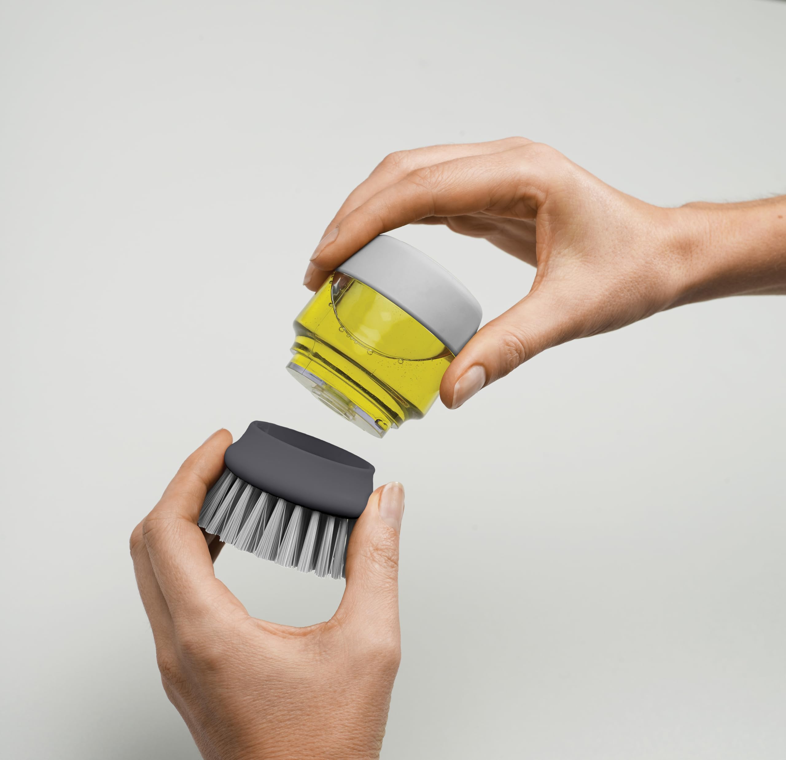 joseph-joseph-palm-scrub-brosse-avec-r-servoir-de-liquide-vaisselle-gris-85005 image 4