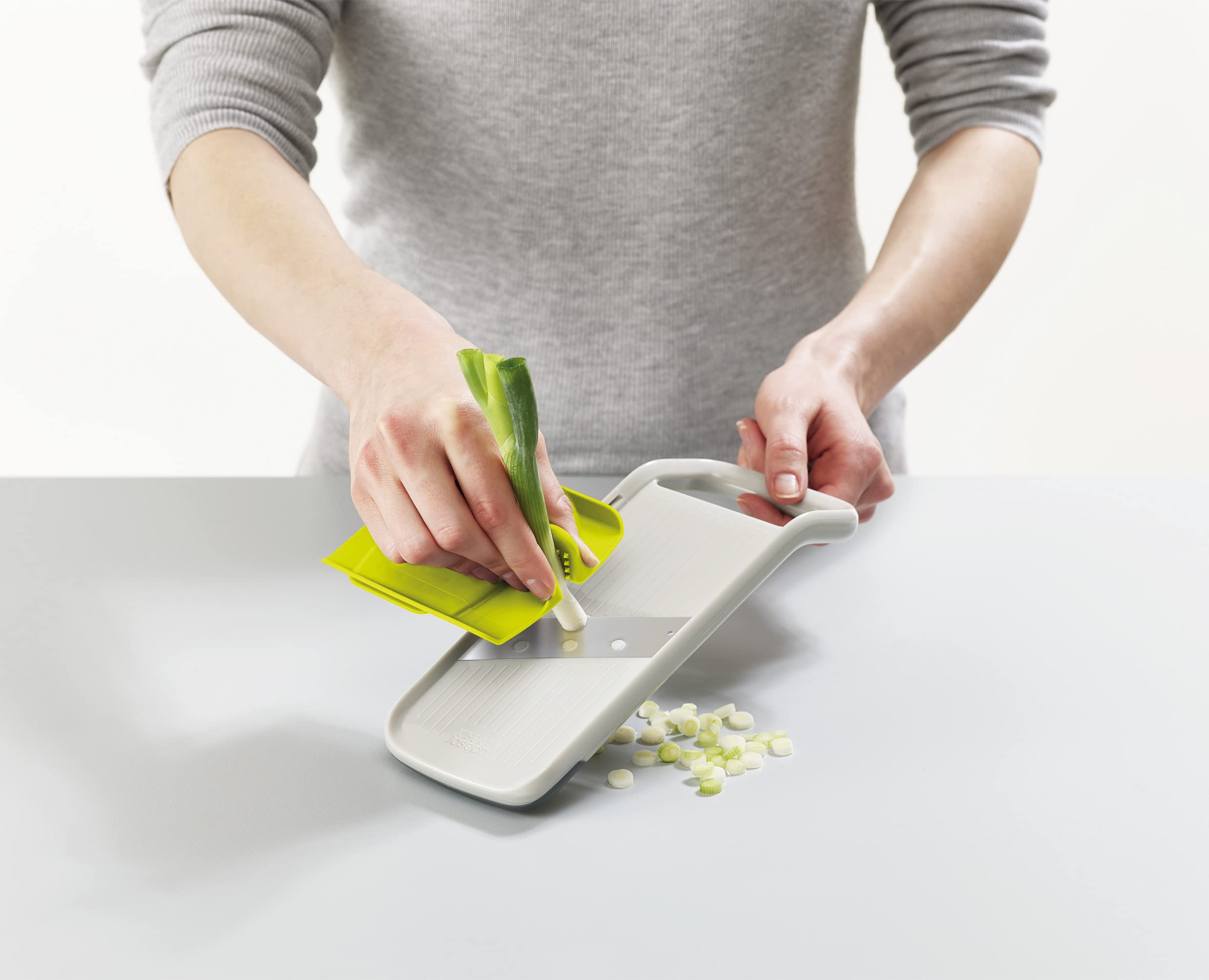 mandoline-joseph-joseph-duo-avec-poign-e-de-pr-cision-coupe-fruits-et-l-gumes-bl image 4