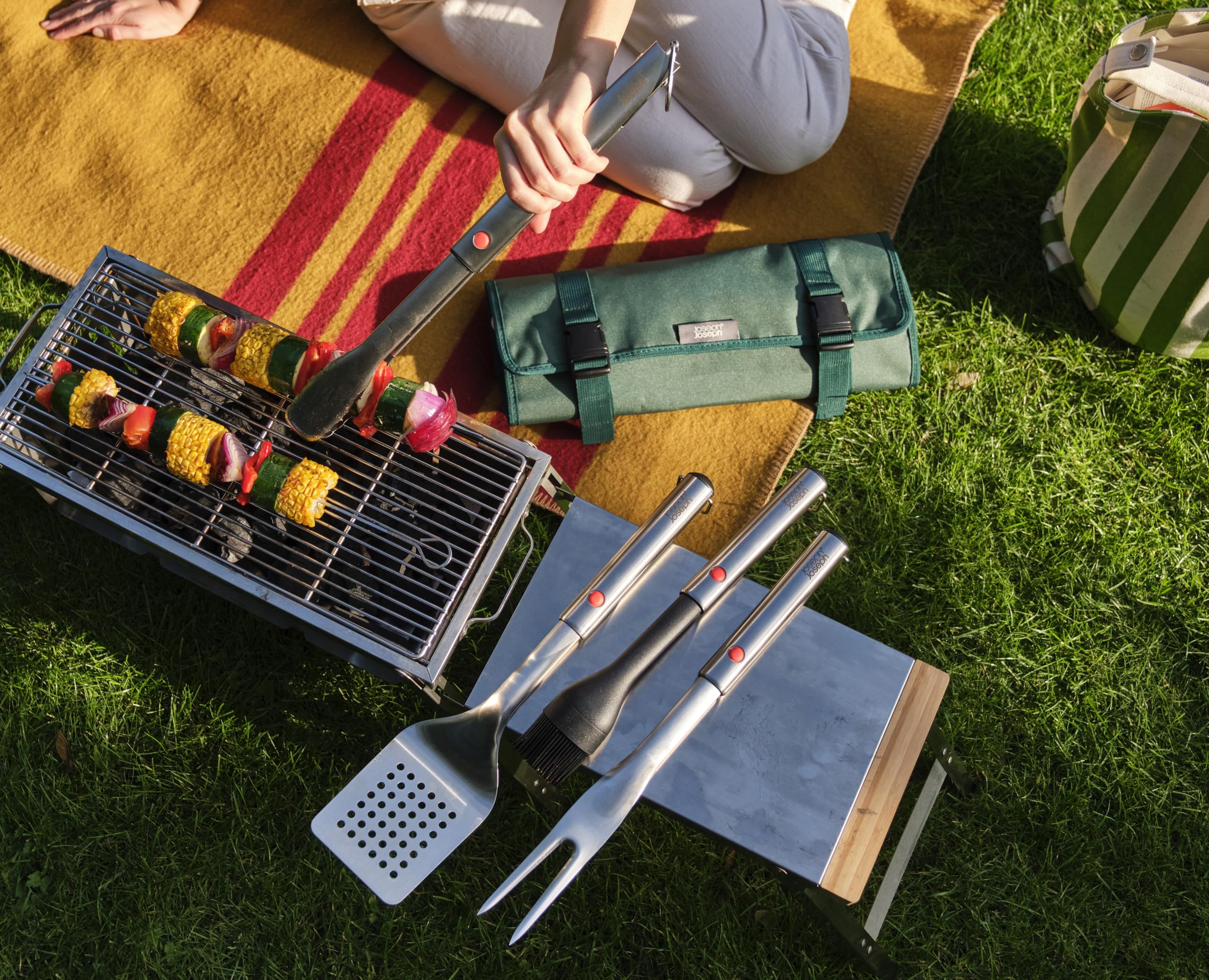 joseph-joseph-grillout-set-de-4-ustensiles-bbq-en-acier-inoxydable-avec-bo-te-de image 3