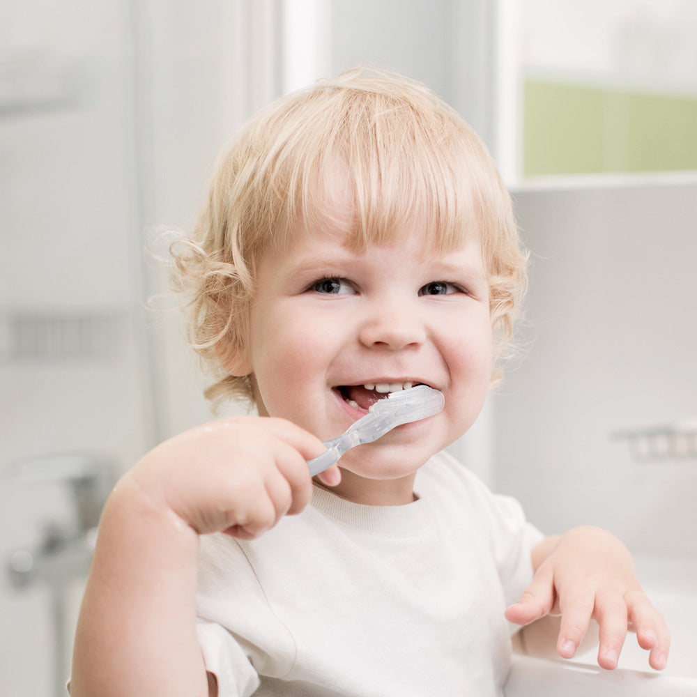 kit-de-soins-buccaux-enfant-haakaa-brosse-doigt-brosse-360-tui-de-rangement image 3