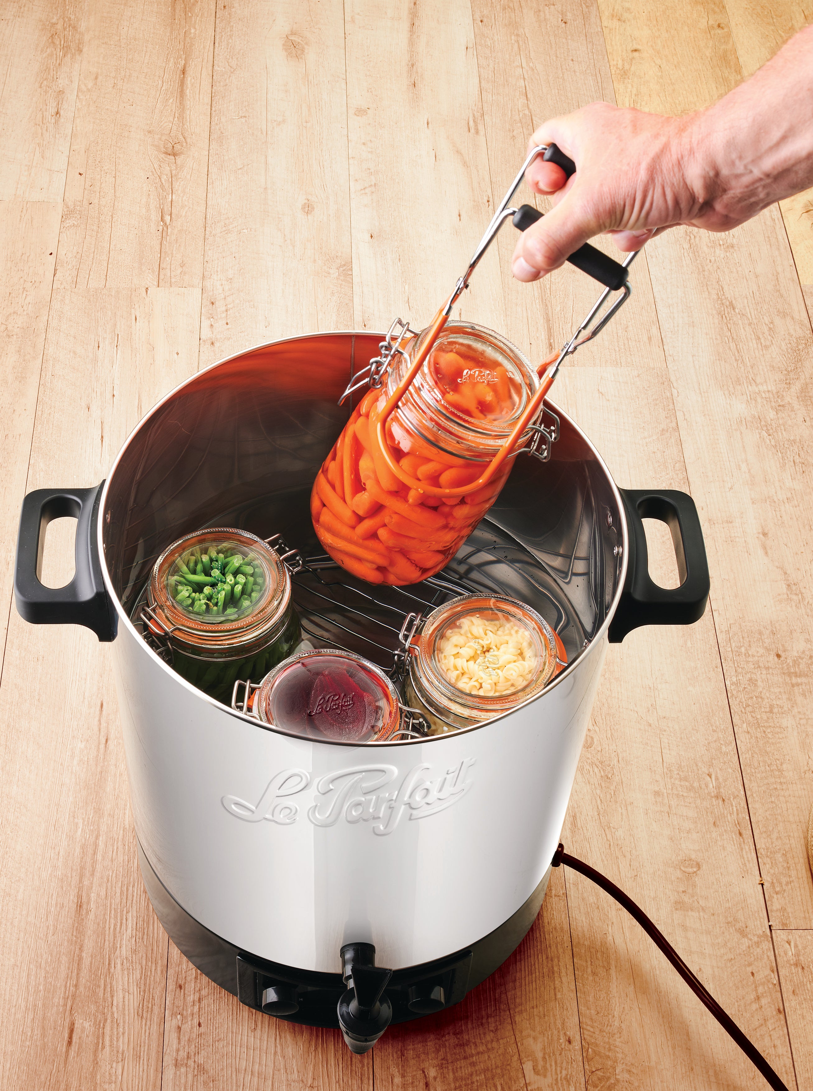 le-parfait-pince-bocaux-en-inox-les-essentiels-sortie-bain-marie image 2