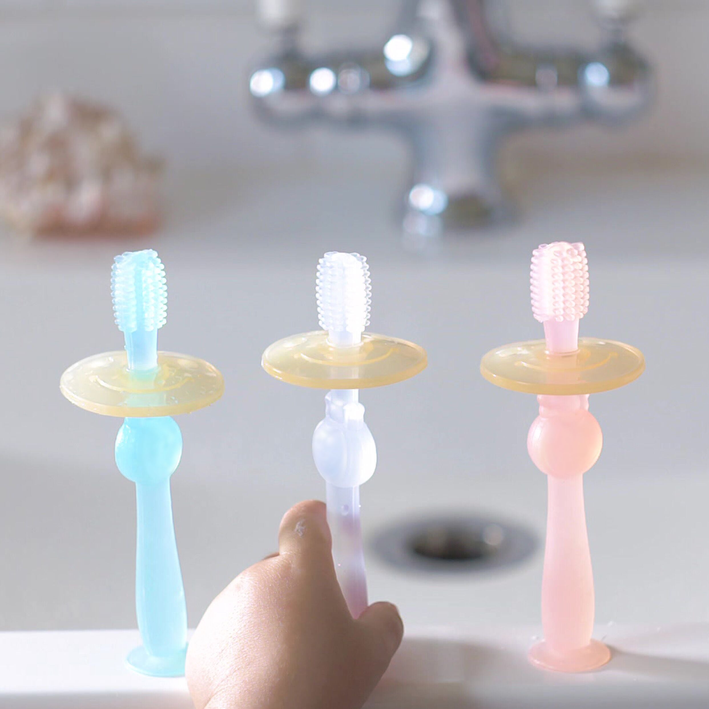 brosse-dents-360-en-silicone-haakaa-6-mois image 5