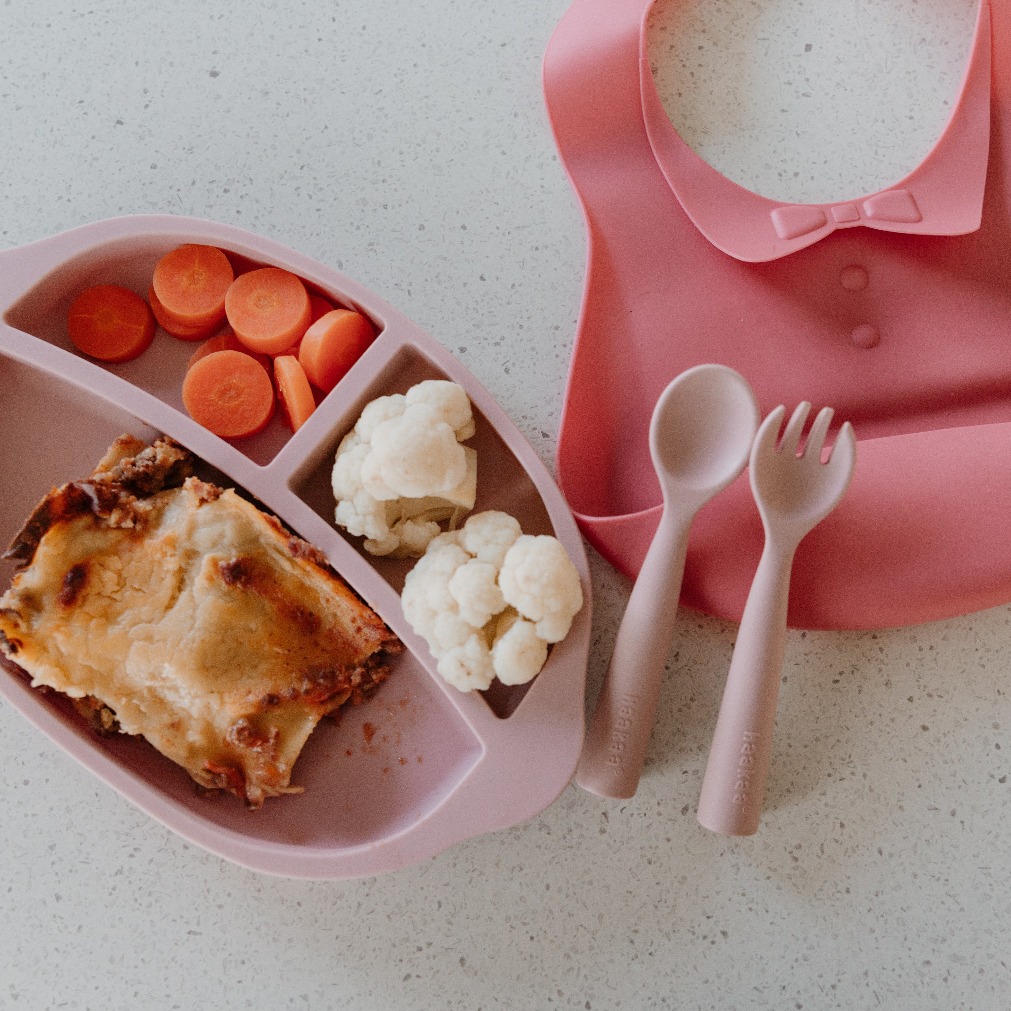 set-de-repas-en-silicone-haakaa-pour-enfants-bavoir-assiette-cuill-re-et-fourche image 4